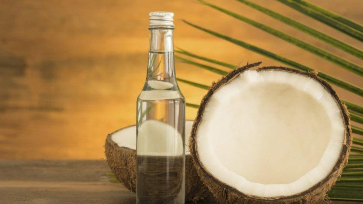Minyak kelapa bisa menjadi bahan alami untuk melentikkan bulu mata.