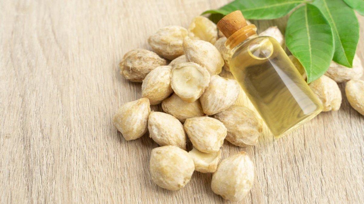 Minyak kemiri bisa kamu gunakan untuk menghitamkan rambut.