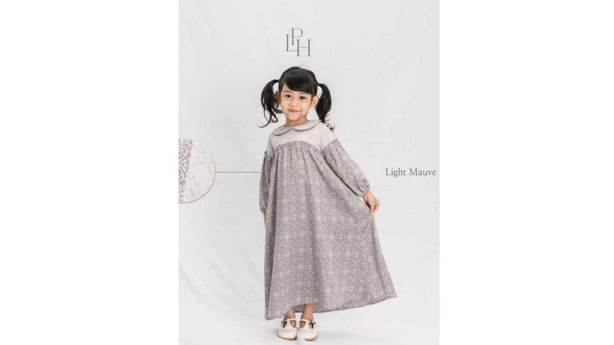 Model baju Gamis Aksen Batik dengan Lengan Balon bisa jadi pilihan si kecil untuk lebaran 2025.