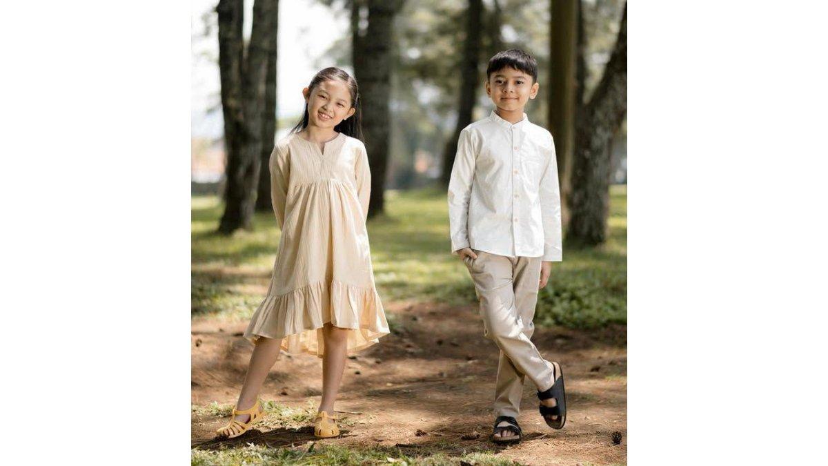 Model baju Minni Cottons Kerah Sanghai dan Ruffle bisa jadi pilihan si kecil untuk lebaran 2025.
