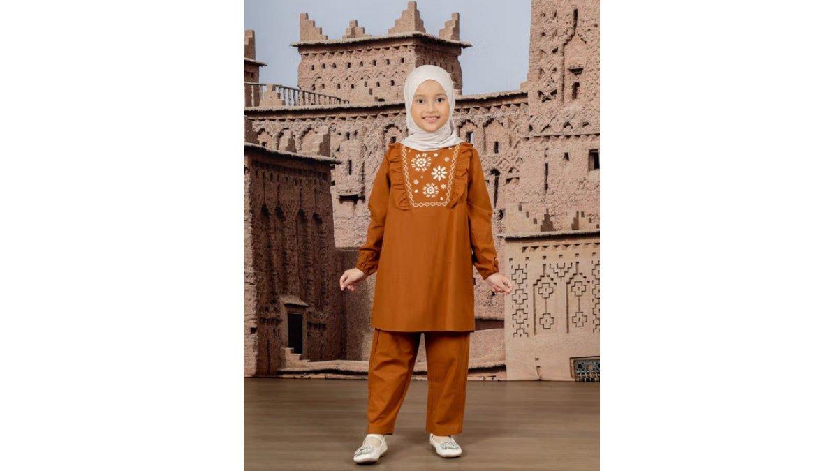 Model baju one set dengan hiasan ruffle bisa jadi pilihan si kecil untuk lebaran 2025.