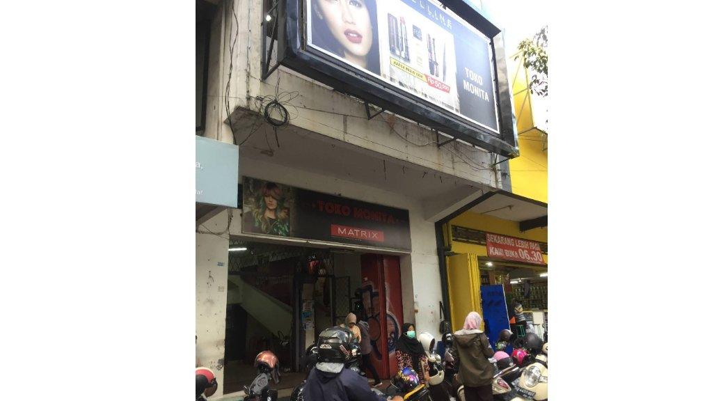 Meski terlihat kecil dari luar, toko Monita kosmetik sangat lengkap menyediakan persediaan kosmetik kamu.