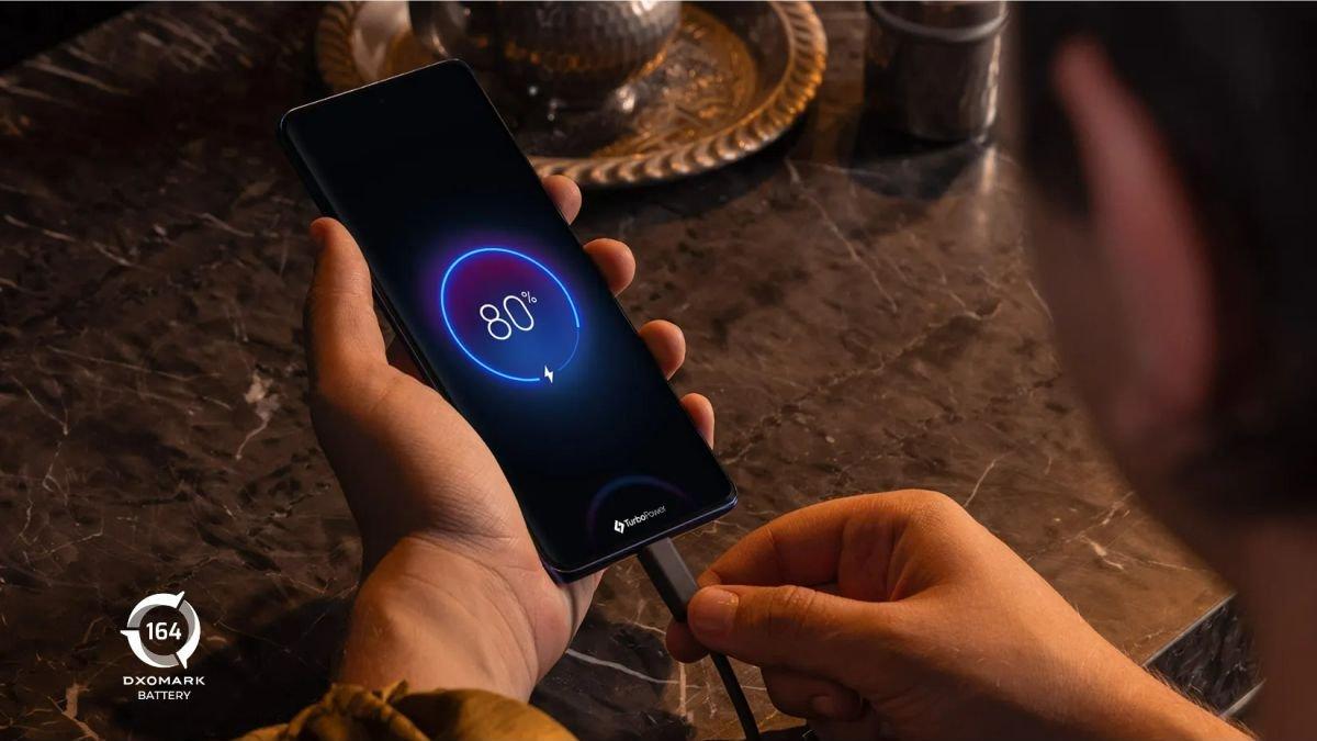 Ilustrasi sektor daya Motorola edge 60 PRO yang didukung baterai badak dan fitur fast charging 90 watt