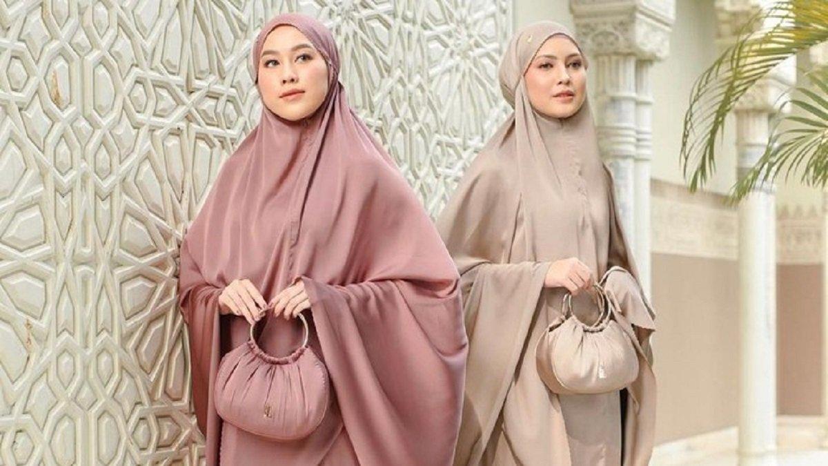 Ilustrasi menggunakan mukena travelling dengan bahan yang adem.
