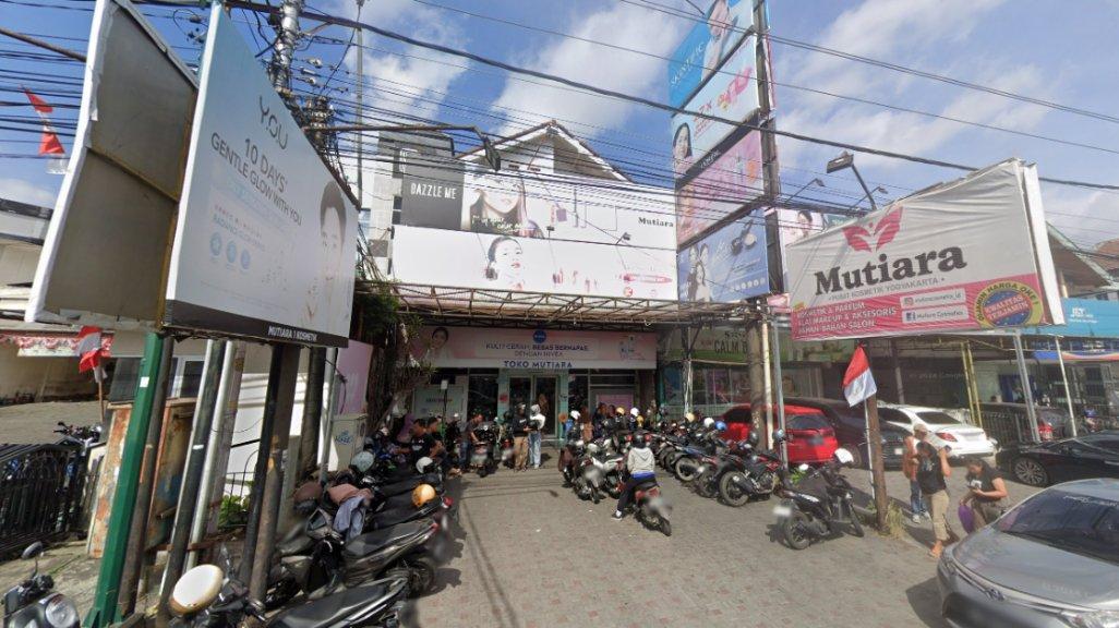 Mutiara Pusat Kosmetik menyediakan skincare, make up dan alat kecantikan lainnya dengan lengkap.