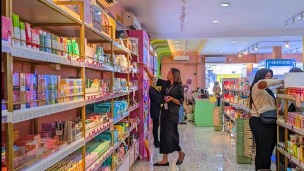 Belanja skincare dan makeup jadi lebih menyenangkan di Najmia Beauty, Tembalang. Lengkap, nyaman, dan fleksibel untuk kamu yang suka belanja sore hingga malam.