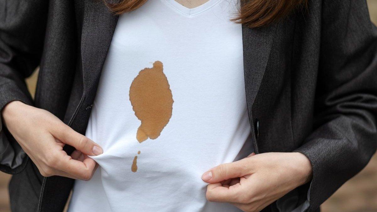Noda kopi di baju putih akan sangat mengganggu tampilan, segera bilas dengan air dingin.