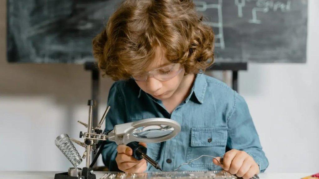 Kerjakan bakatmu dan kesukaanmu.