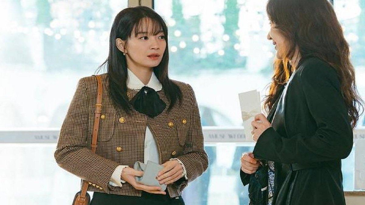 Outfit Blouse dengan Kemeja dan Celana Formal