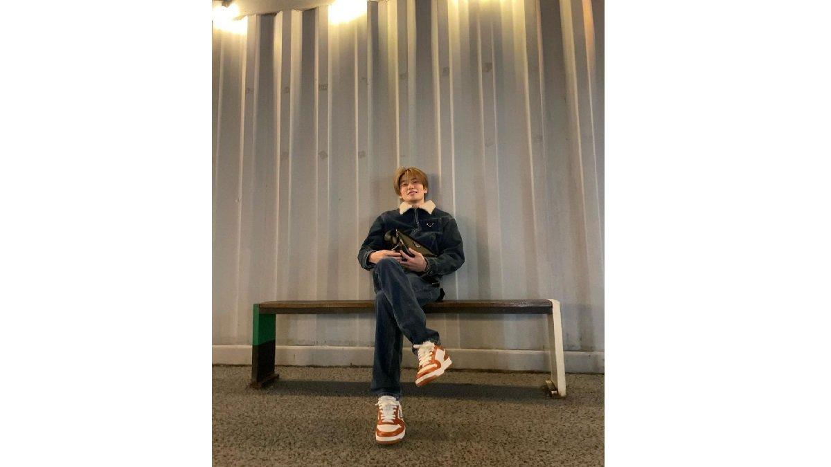 Padu Padan Outfit Denim ala Jaehyun NCT mengenakan Jaket Shearling, Hightwaist Blue Jeans, dan Canvas Sneaker.