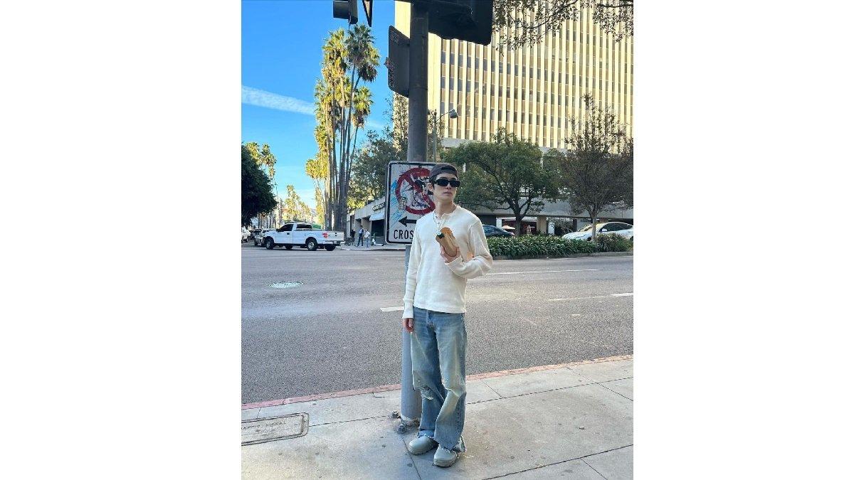 Padu Padan Outfit Denim ala Jaehyun NCT mengenakan Boyfriend Jeans dengan Sweater Polo Putih.