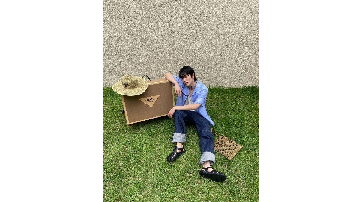 Padu Padan Outfit Denim ala Jaehyun NCT mengenakan Sraight Blue Jeans dengan Kemeja Cuban.