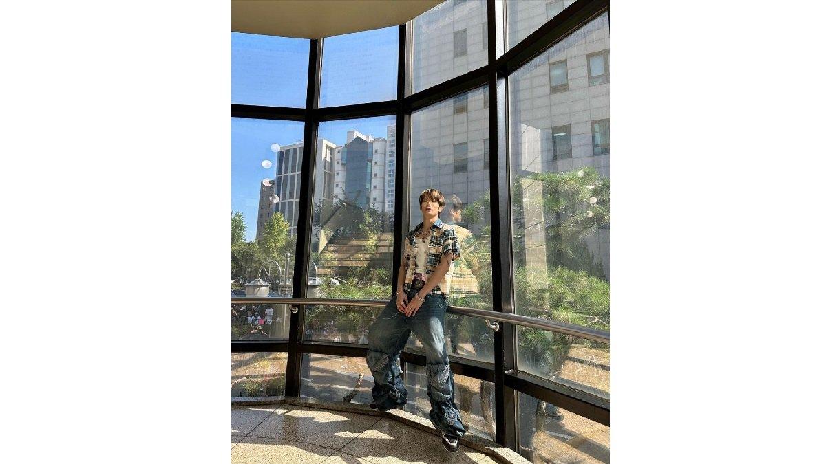 Padu Padan Outfit Denim ala Jaehyun NCT mengenakan Basic Tee, Oyer Kemeja Linen Pattern, dan Cargo Baggy Jeans.