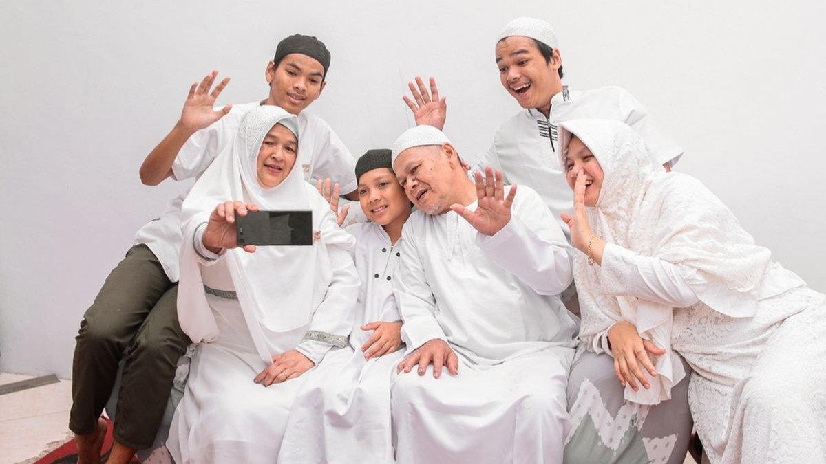 Menentukan Outfit Seragam Lebaran dengan Konsep Sama Warna tapi Beda Model.