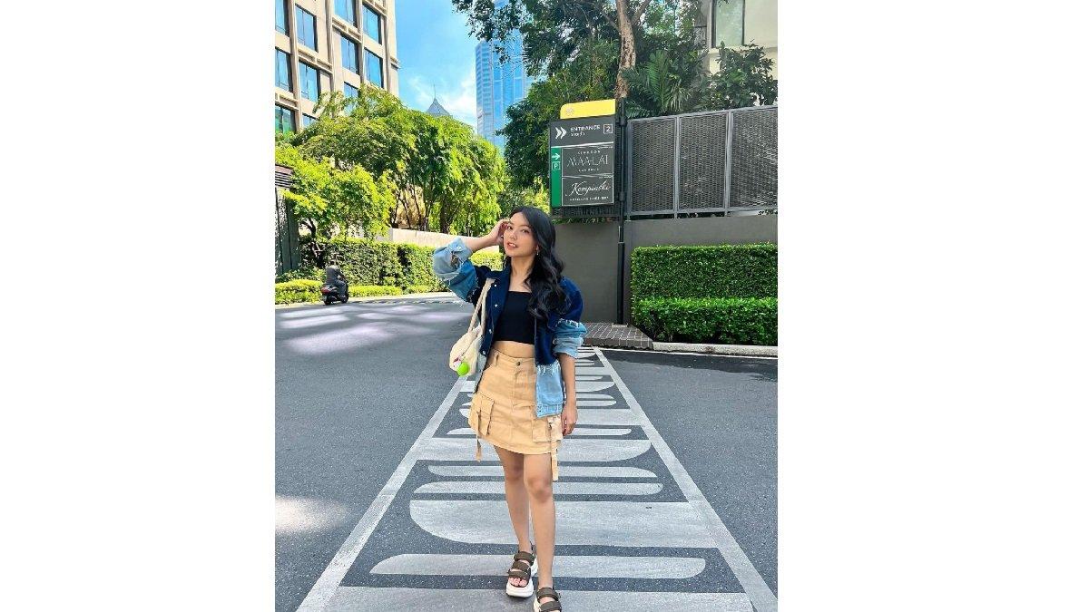 Padu Padan Outfit Shania Gracia JKT48 Tanktop Crop, Denim Jacket Two Tone, dan Mini Skirt.