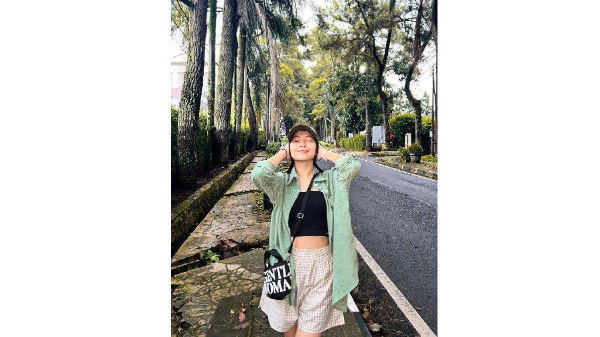 Padu Padan Outfit Shania Gracia JKT48 Tanktop Crop, Outer Shirt, dan Mini Pants.