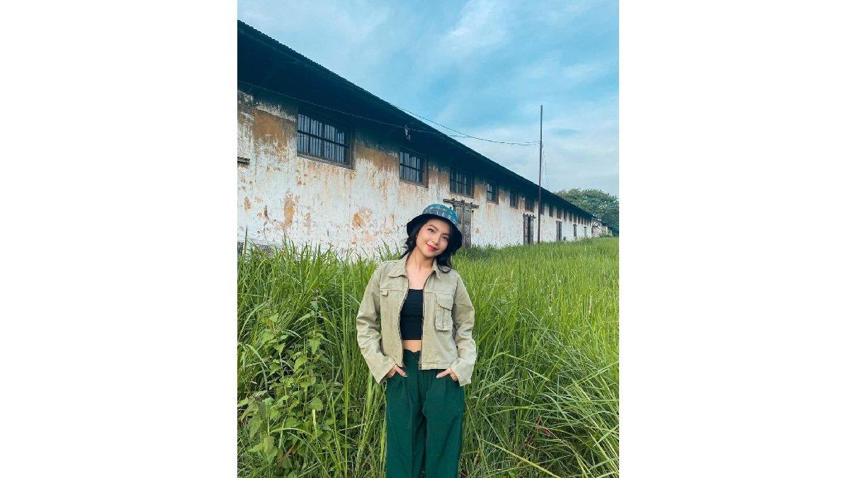 Padu Padan Outfit Shania Gracia JKT48 Tanktop Crop, Jaket, Celana Kulot, dan Bucket Hat.