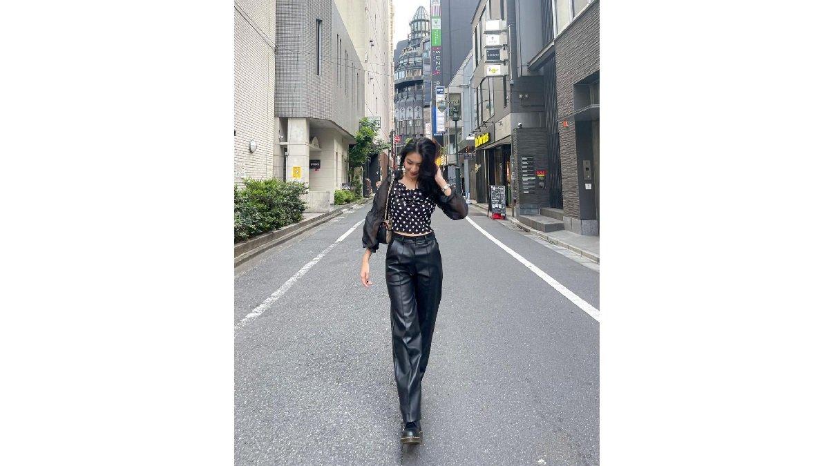 Padu Padan Outfit Shania Gracia JKT48 Blouse, Pants, dan Shoulder Bag.