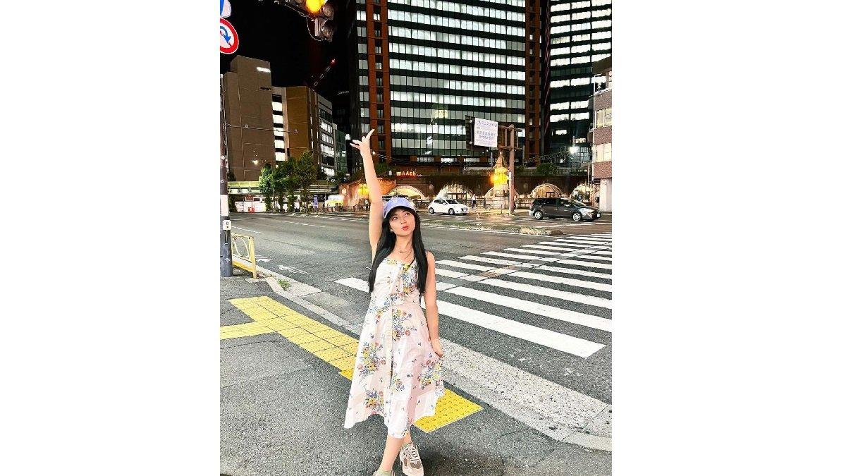 Padu Padan Outfit Shania Gracia JKT48 Midi Dress Motif, Sneaker Two Tone, dan Topi.