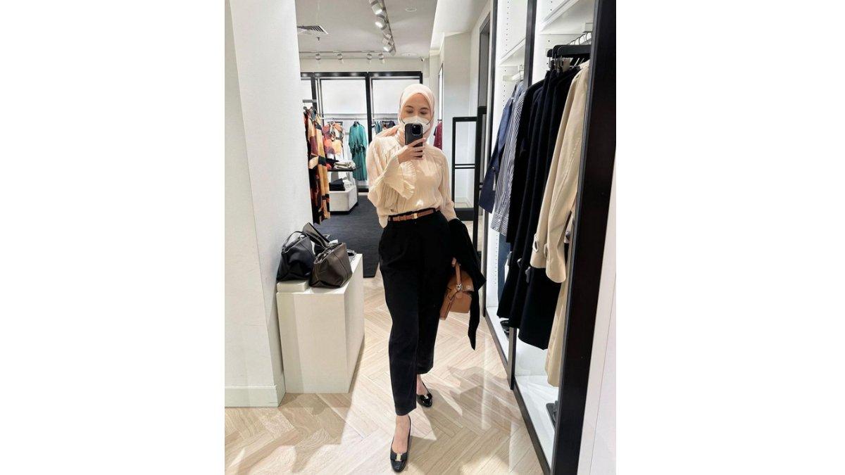 Outfit Wanita ke Kantor dengan Blouse dan Chino Pants.