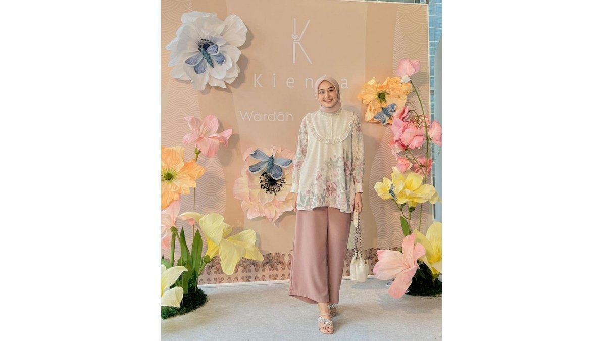 Outfit Wanita ke Kantor dengan Celana Kulot dan Floral Blouse.
