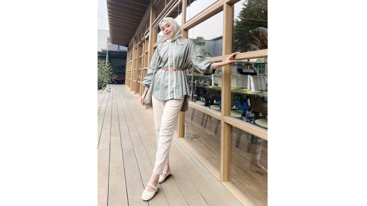 Outfit Wanita ke Kantor dengan Collar Blouse dan Chino Pants.