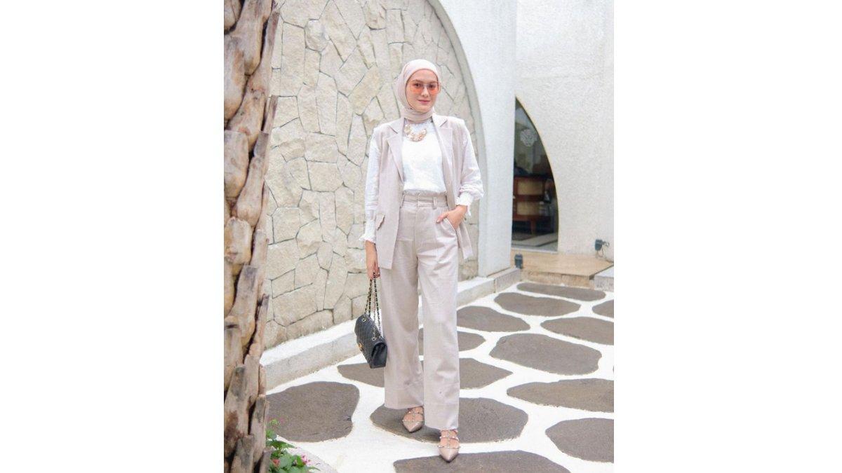 Outfit Wanita ke Kantor dengan One Set Blazer dan Wide Leg Pants.