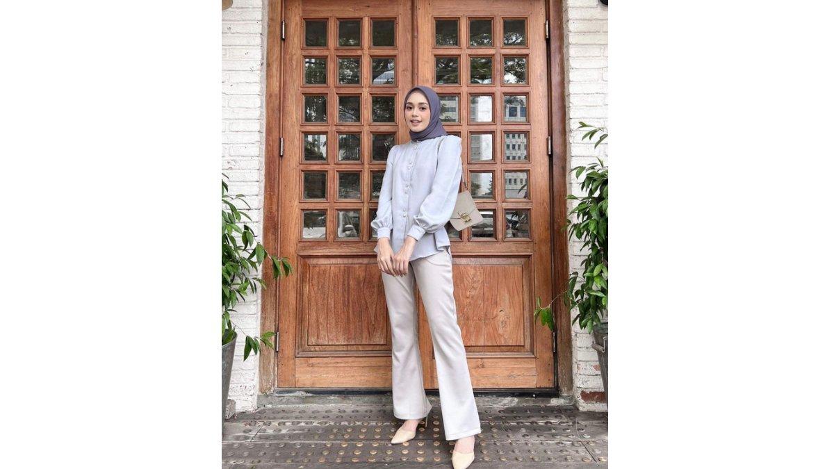 Outfit Wanita ke Kantor dengan Puffy Blouse dan Celana Flare.
