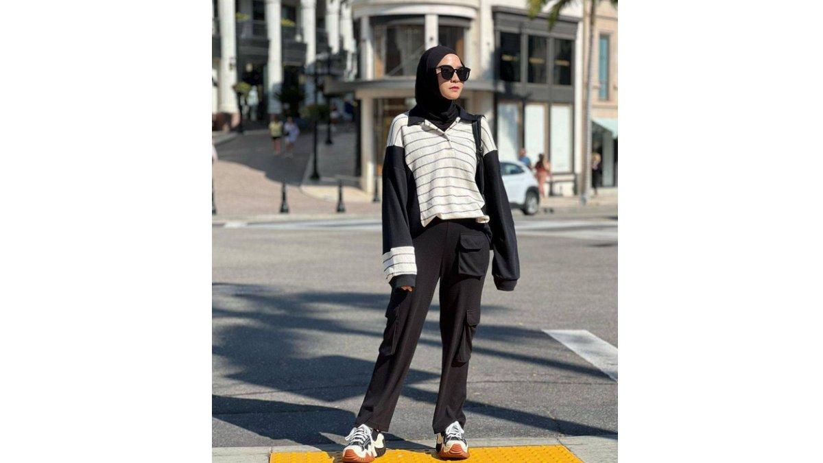 Padu Padan Outfit Celana High Waist dan Kaos Oversize yang Cocok untuk Tahun Baru.