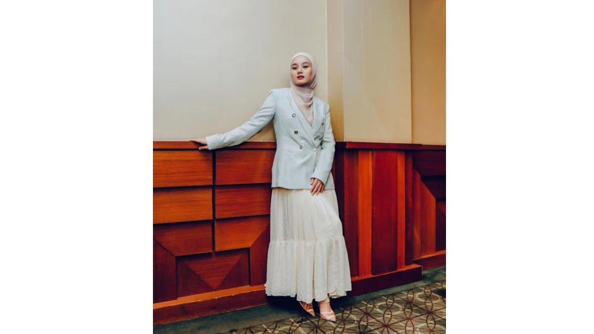 Padu Padan Outfit Dress Rampel Flowy dan Blazer yang Cocok untuk Tahun Baru.