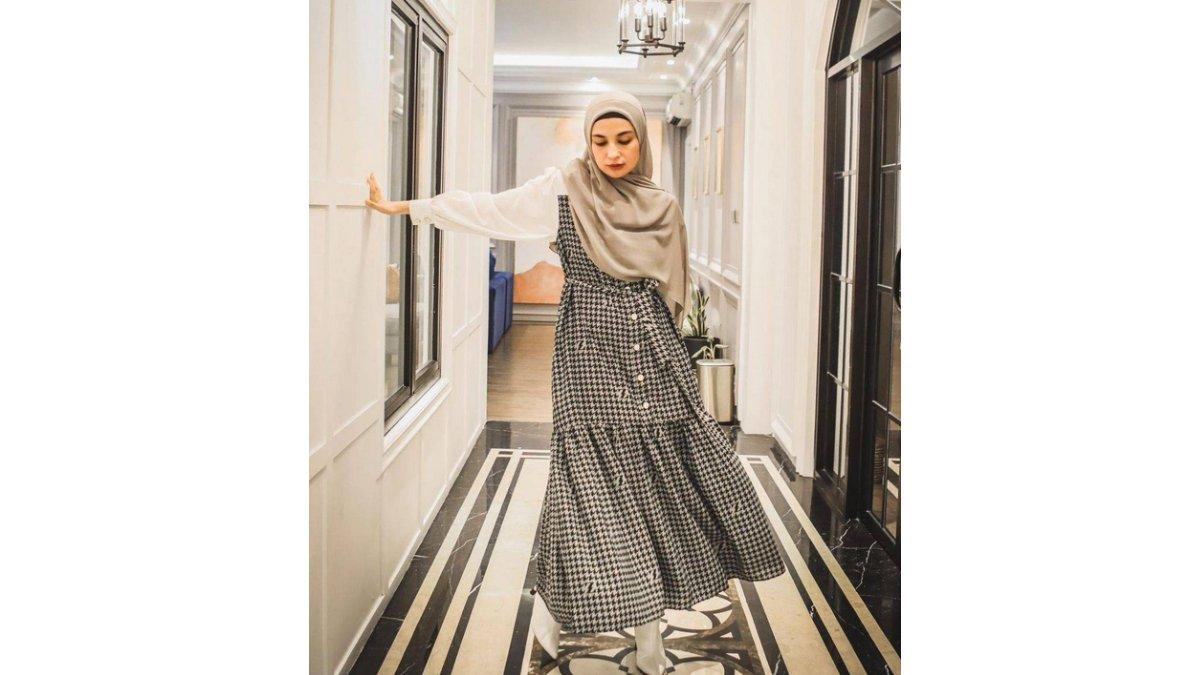 Padu Padan Outfit Long Dress Motif Sederhana yang Cocok untuk Tahun Baru.