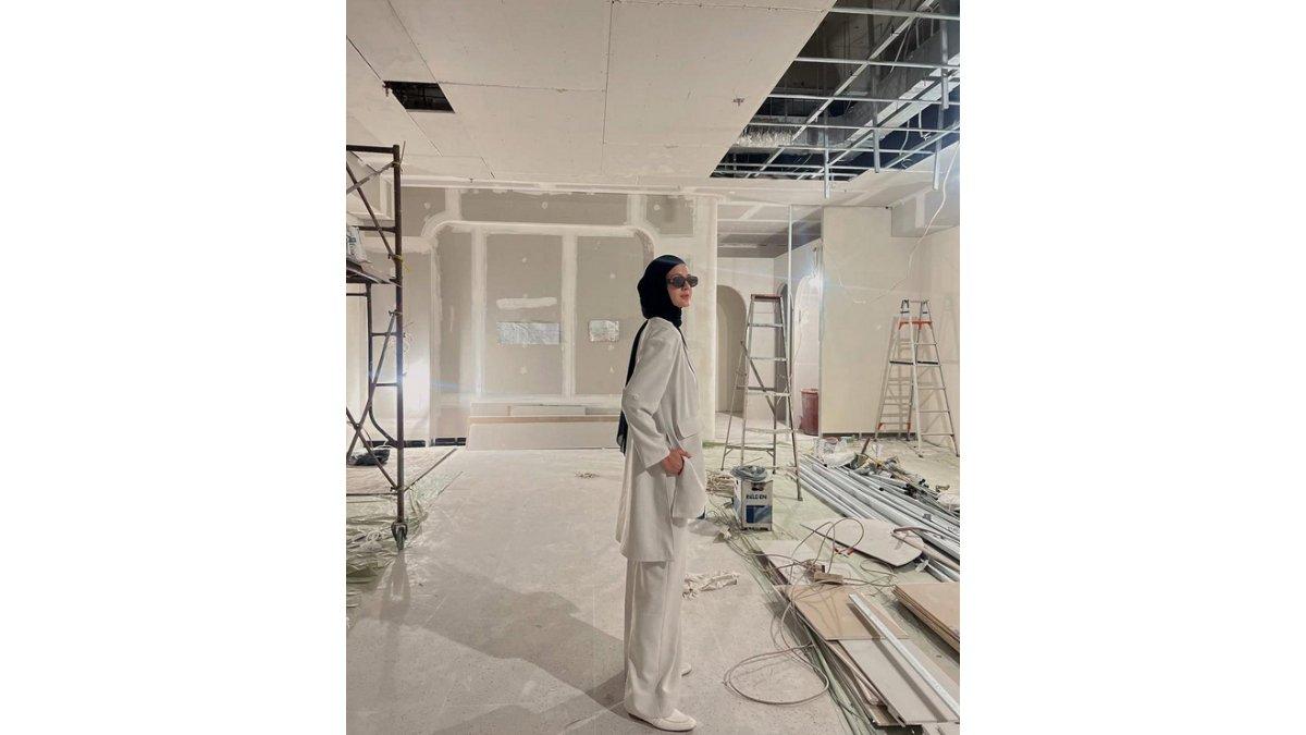Padu Padan Outfit One Set Paula Verhoeven dengan Blazer dan Straight Pants.