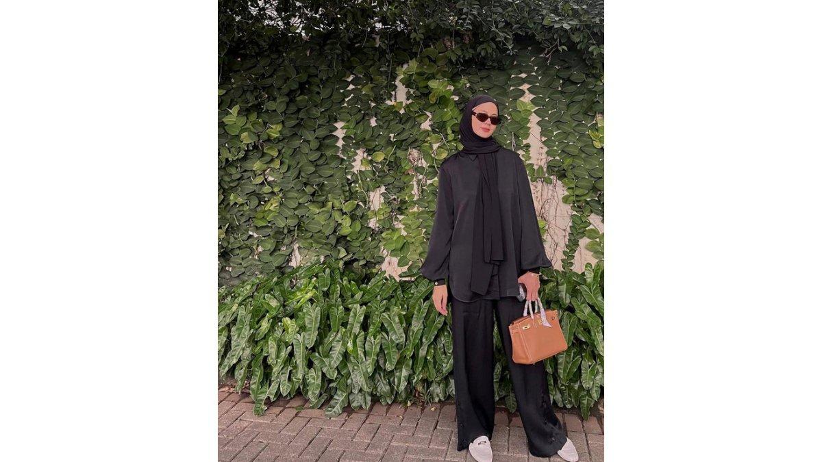 Padu Padan Outfit One Set Paula Verhoeven dengan Blouse dan Straight Pants Warna Hitam.