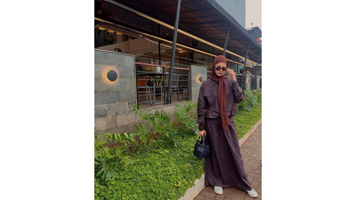Padu Padan Outfit One Set Paula Verhoeven dengan Rok dan Pocket Shirt Coklat Kayu.