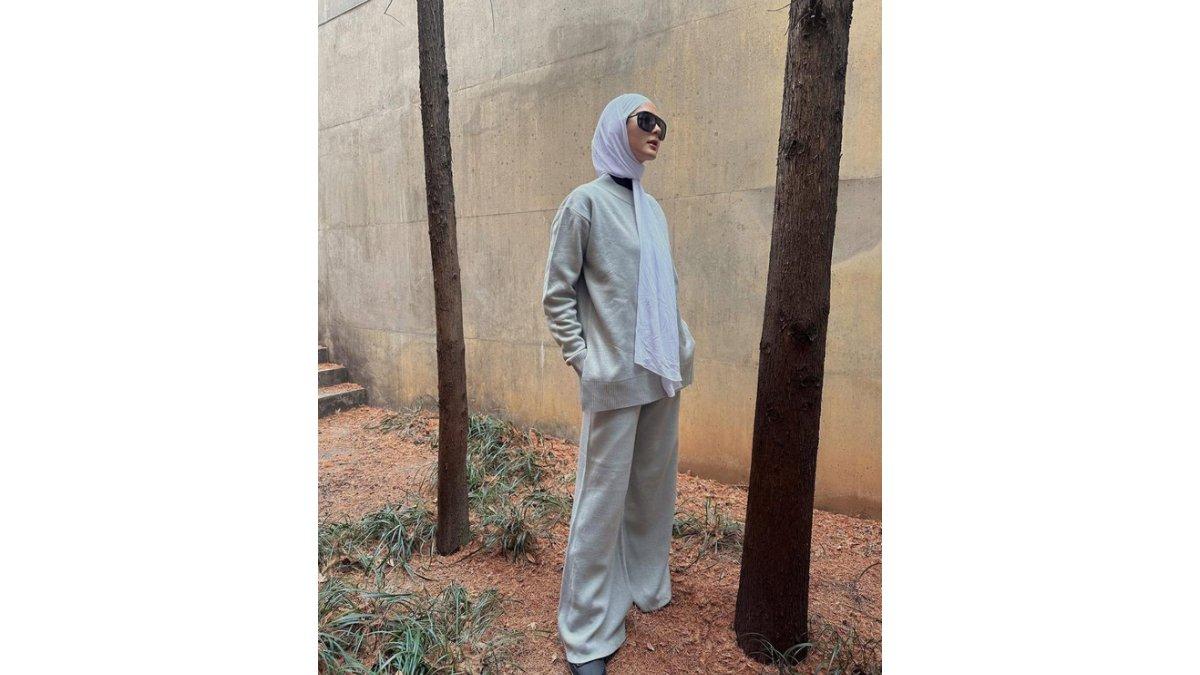 Padu Padan Outfit One Set Paula Verhoeven dengan Sweater dan Kulot Bahan Rib.