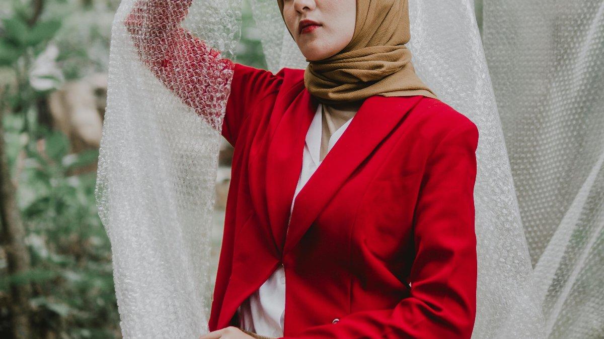 Ilustrasi Menggunakan Jilbab dengan Bahan Tenun.
