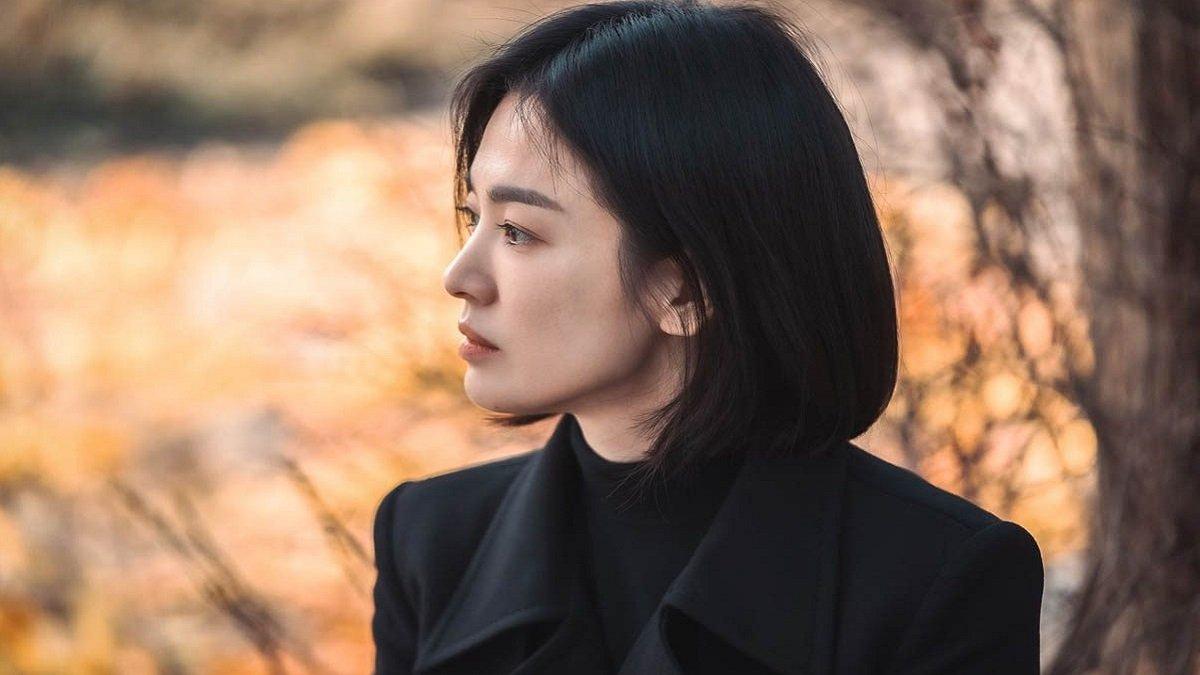 Ilustrasi Padu Padan Outfit Trench Coat dan Sweater ala Song Hye-kyo saat Musim Hujan.