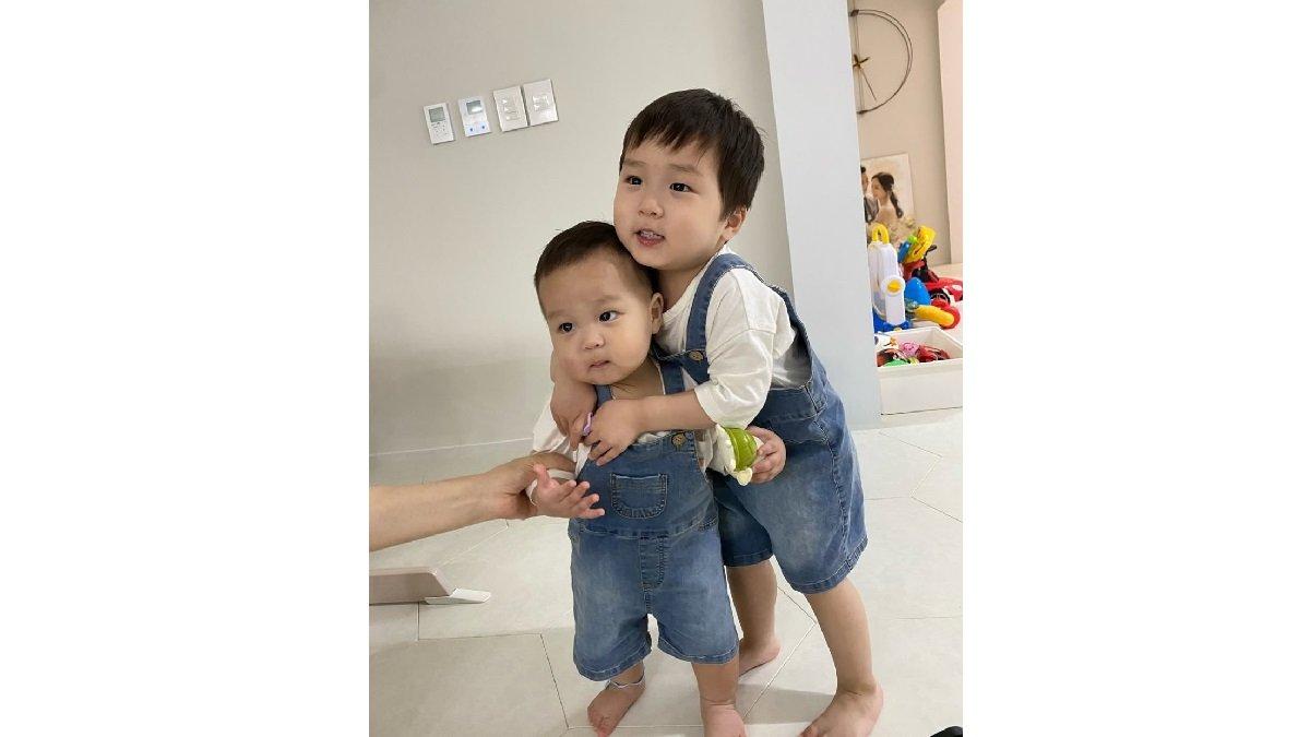 Padu padan oufit adik kakak ala Eunwoo dan Jungwoo menggunakan Overall Jeans dengan Inner Putih.