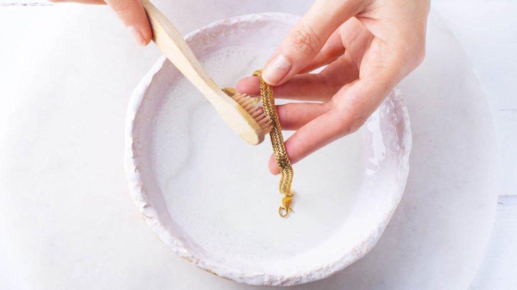 Bersihkan perhiasan yang terkena noda lotion kering dengan sabun cuci piring.