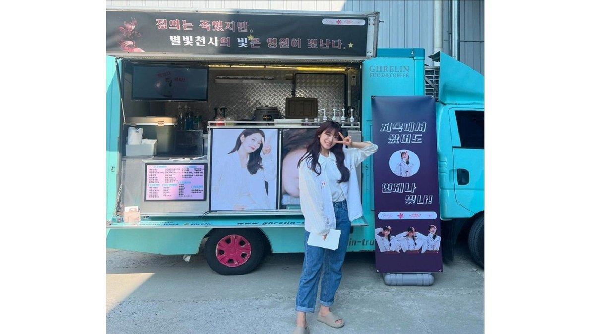 Padu Padan Outfit Park Shin Hye Padukan Celana Jeans dan Kemeja Putih.