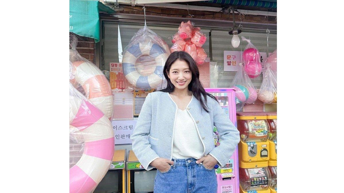 Padu Padan Outfit Park Shin Hye Memadukan Jeans dengan Outer.
