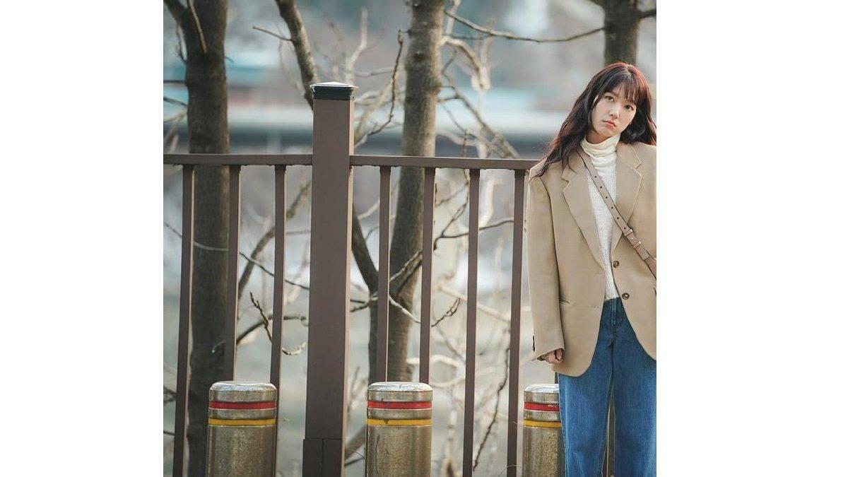 Padu Padan Outfit Park Shin Hye Jeans dengan Blazer.