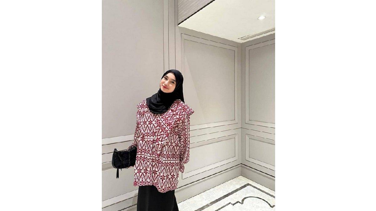 Ide Styling Hijab yang Elegan dan Sederhana dengan Pashmina Hitam.