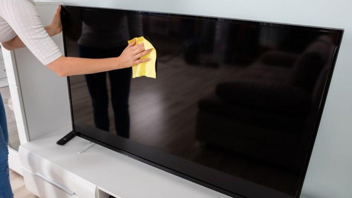Ilustrasi membersihkan bidang layar TV LED
