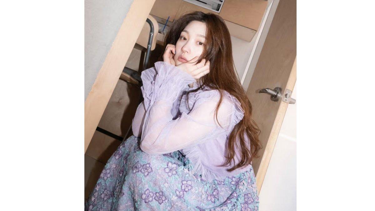 Penampilan Jung Chae Yeon dengan Blouse Ungu Aksen Ruffle.