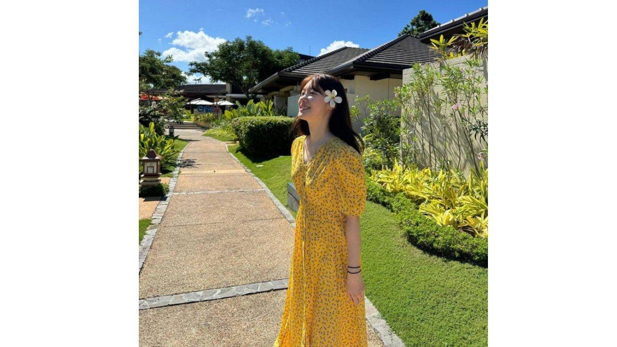 Penampilan Jung Chae Yeon dengan Floral Dress Kuning.