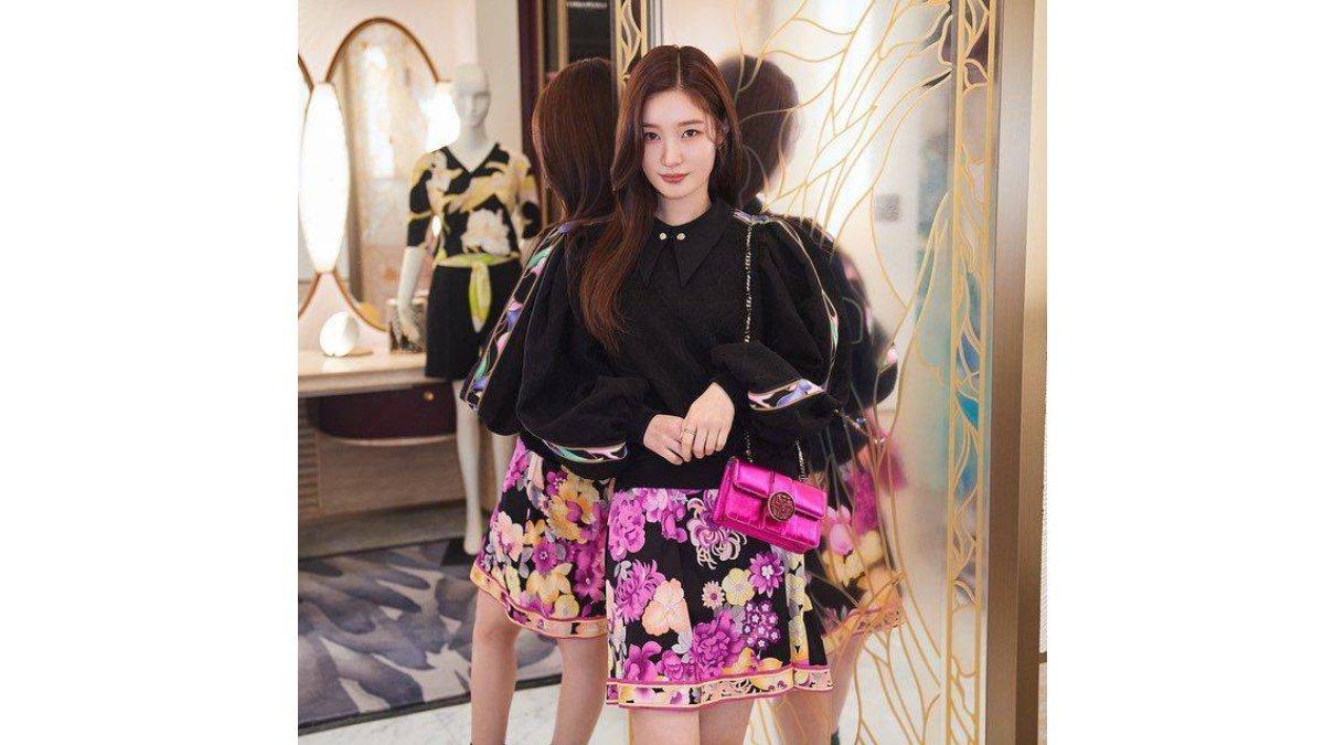 Penampulan Jung Chae Yeon dengan Long Sleeves Top Hitam dan Mini Skirt Floral.