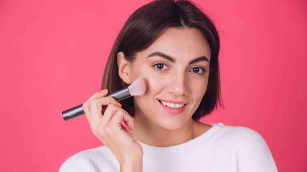 Terapkan teknik blending agar blush on menyatu dengan permukaan kulit (grid.id)