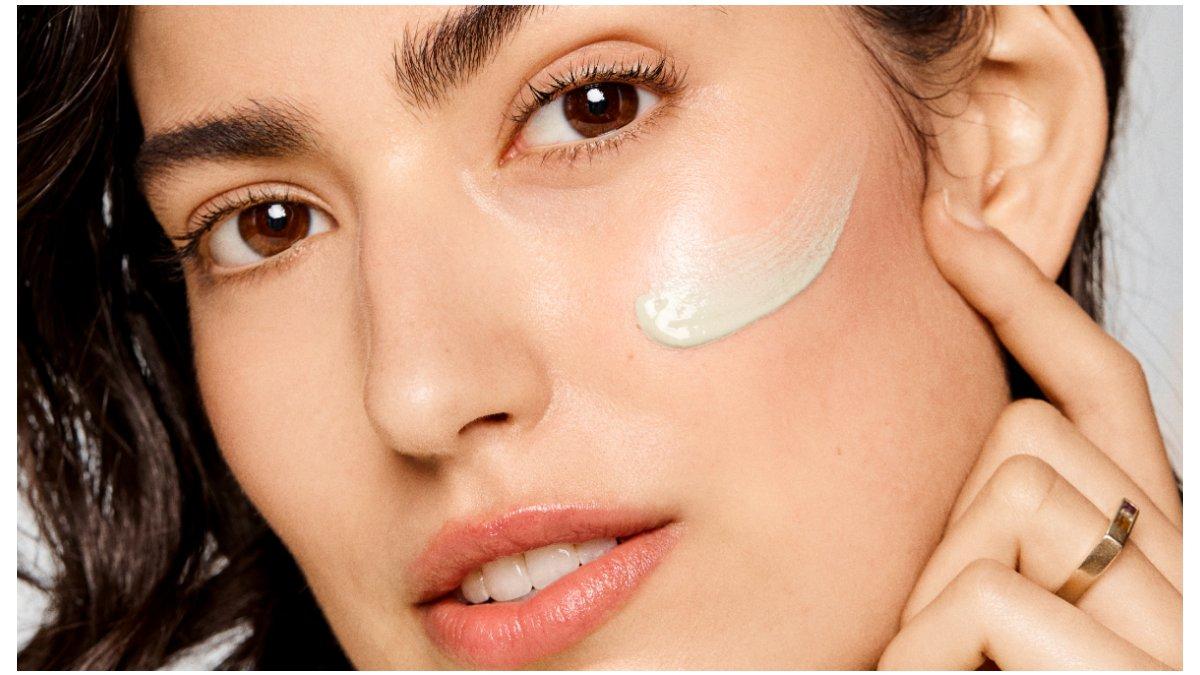 Ilustrasi wanita menggunakan face primer.
