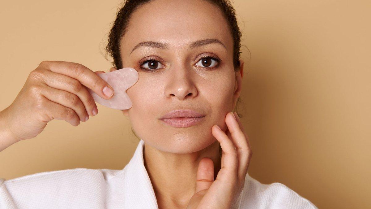 Penggunaan gua sha yang kurang tepat dapat memicu munculnya memar pada wajah.